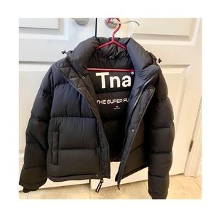 SOLD* Aritzia super puff shorty